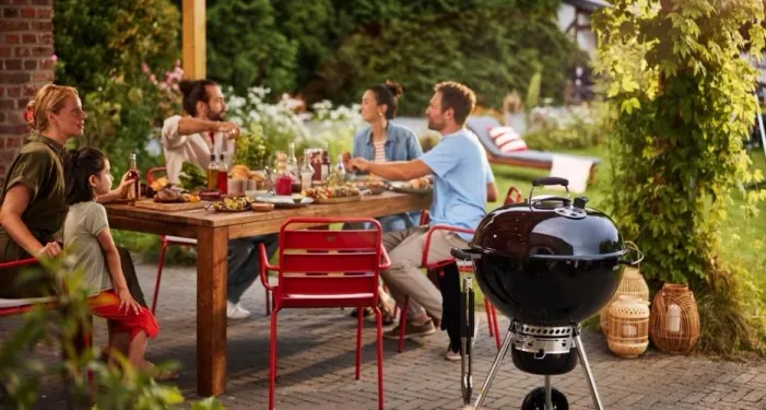 Ai fost mereu cel cu gratarul? E timpul sa fii Grill Master cu acte-n regula – direct in curtea ta