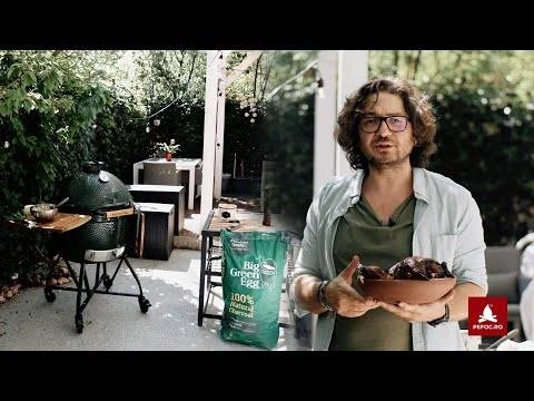 Chef Florin Dumitrescu gătește pui cajun pe grătarul Big Green Egg kamado ceramic