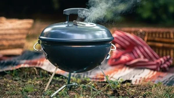 gratar-smokey-joe-albastru-cu-patura-si-cos-de-picnic-pe-fundal